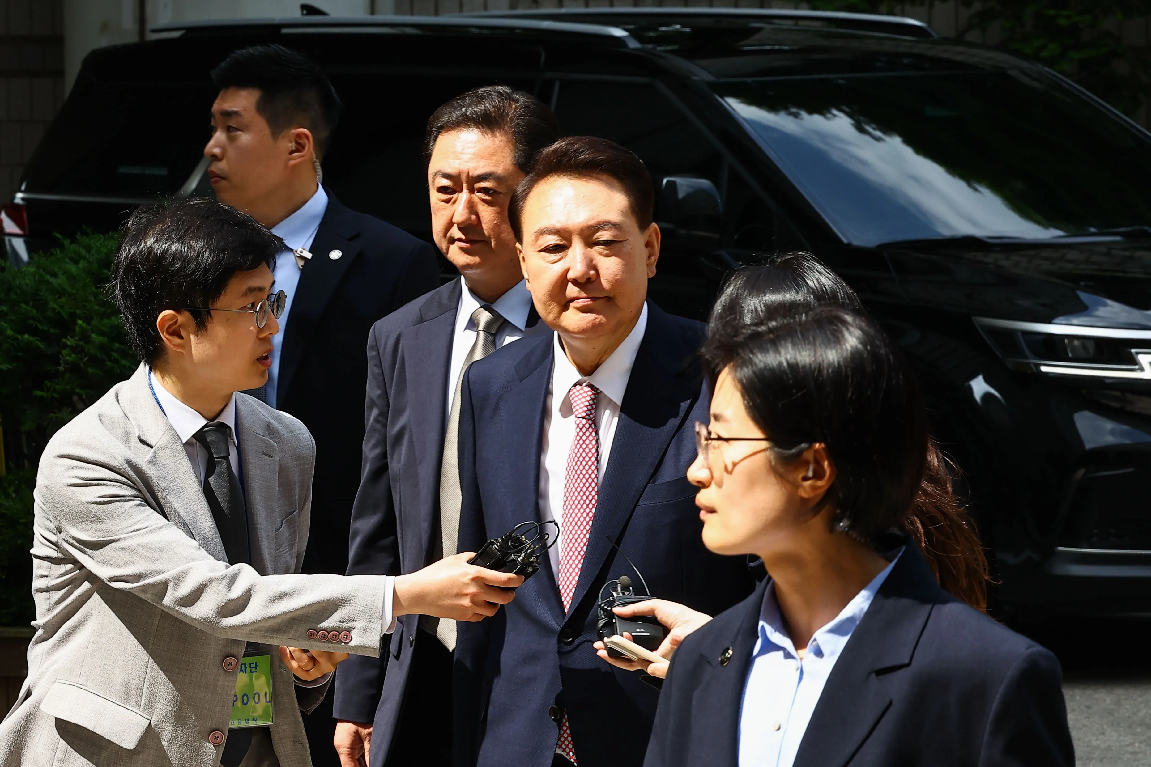 윤석열 전 대통령이 9일 서울중앙지법에서 열린 내란 우두머리 혐의·직권남용 권리행사 방해 혐의 사건 6차 공판에 출석하고 있다. 2025.6.9 사진공동취재단