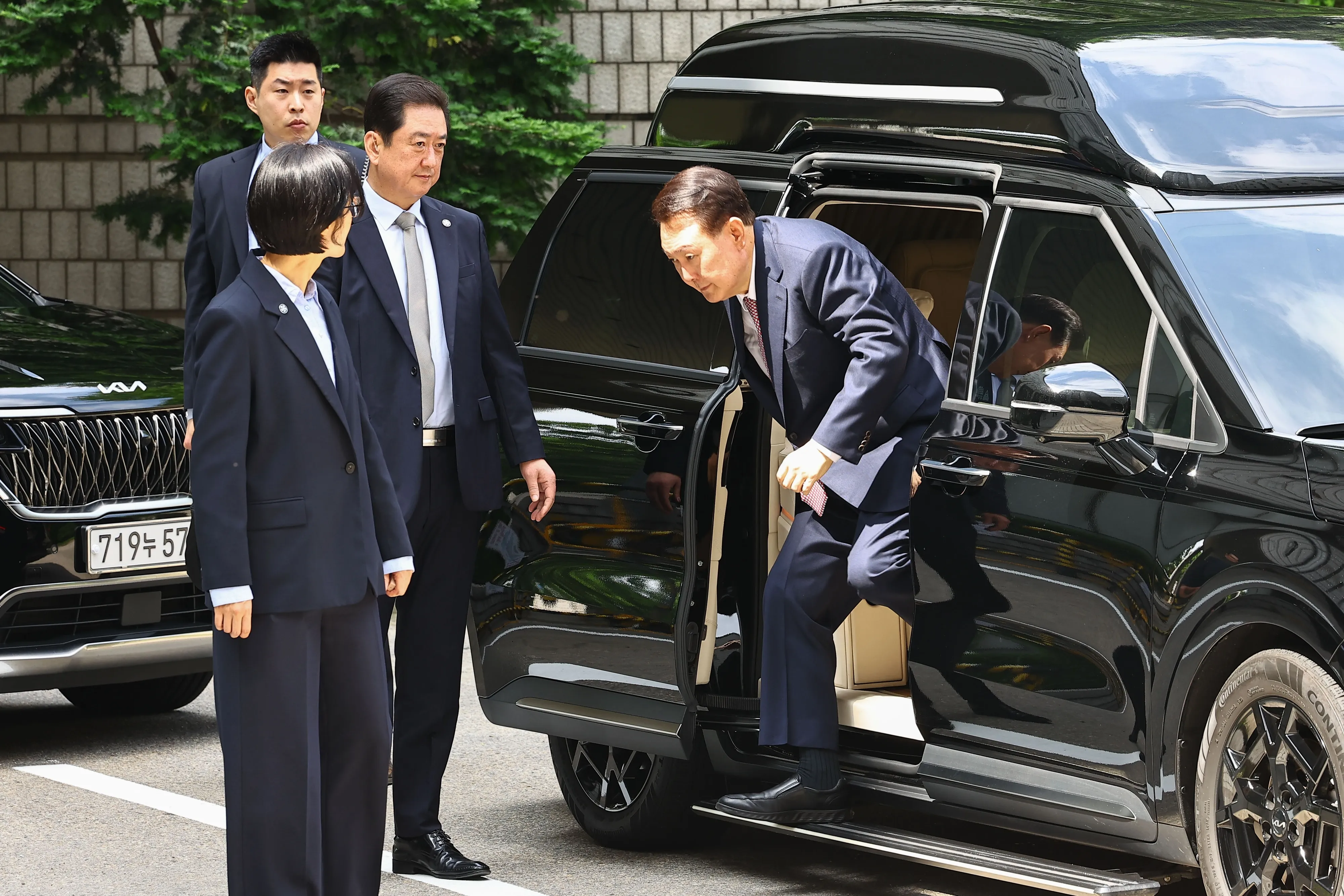 윤석열 전 대통령이 9일 서울중앙지법에서 열린 내란 우두머리 혐의·직권남용 권리행사 방해 혐의 사건 6차 공판에 출석하고 있다. 2025.6.9 사진공동취재단
