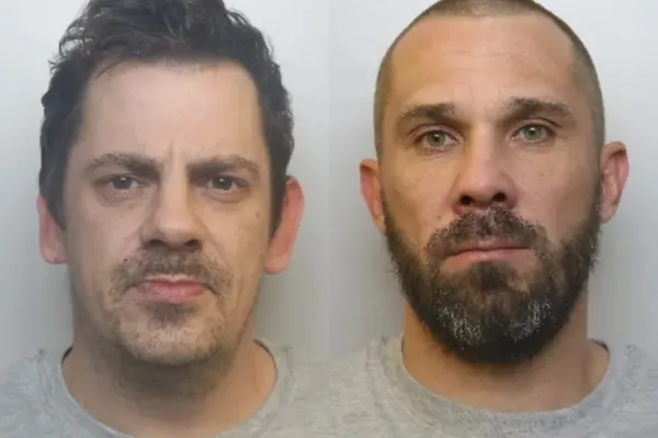 영국에서 한 남성이 동명이인 범죄자 때문에 아동 성범죄자라는 오해를 받고 친구들에게 무참히 살해당한 사건이 발생해 충격을 주고 있다. 사진은 마크 로버츠(왼쪽)와 데이비드 갈런드. 영국 에이번-서머싯 경찰