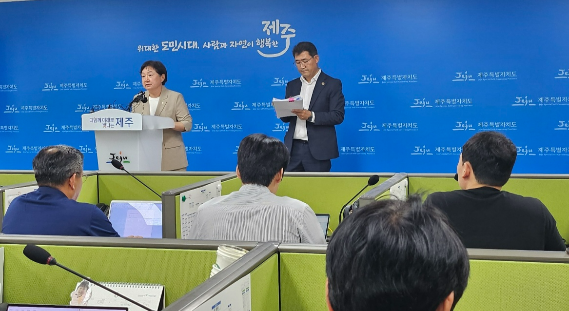 강애숙 기후환경국장이 9일 제주도청 기자실에서 제주시 동복리 제주환경자원순환센터 진입로 봉쇄 사태와 관련 제주도의 입장을 표명하고 있다. 제주 강동삼 기자