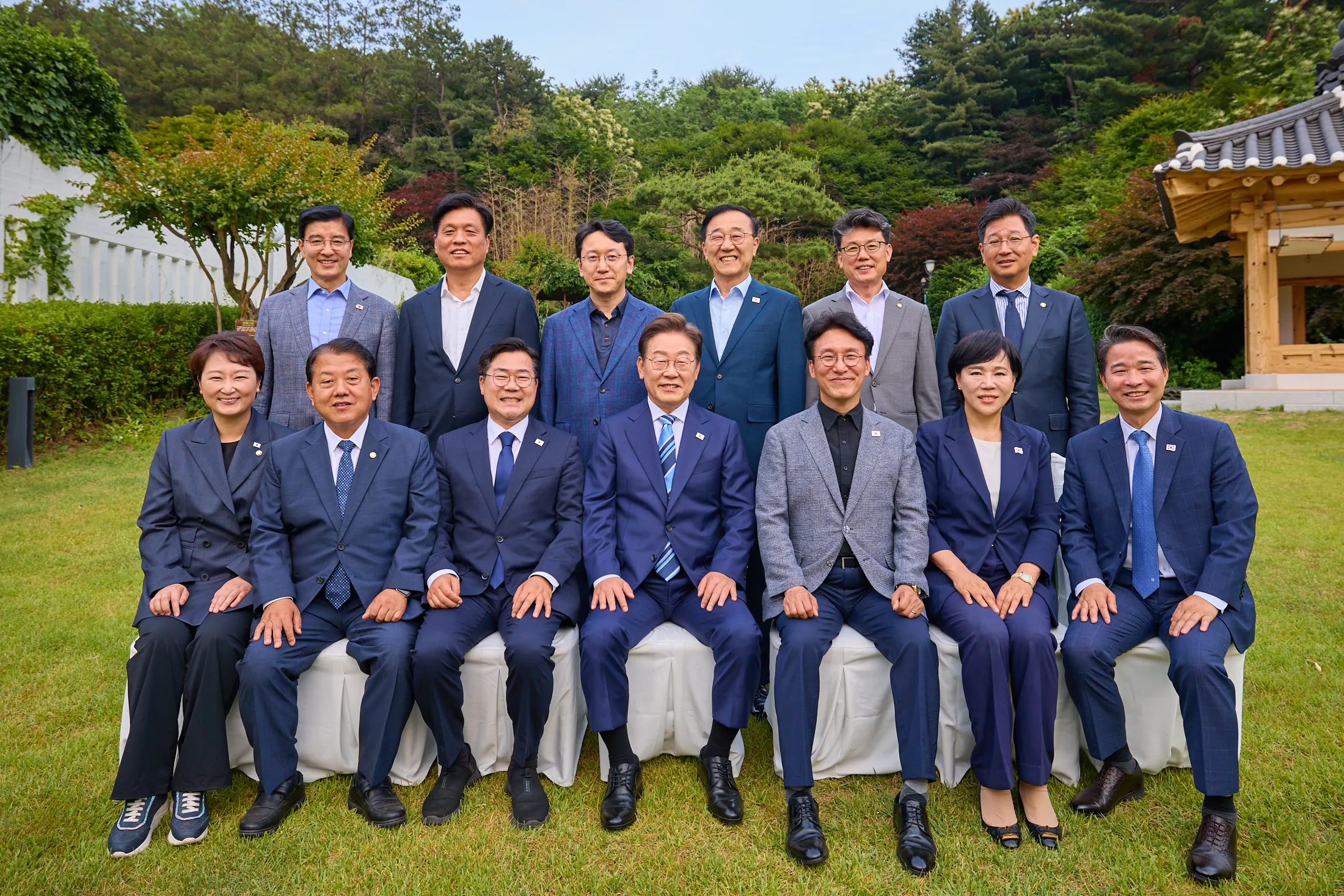 이재명 대통령이 7일 서울 한남동 관저에서 만찬에 참석한 더불어민주당 지도부 의원들과 기념촬영을 하고 있다. 2025.6.7 대통령실 제공