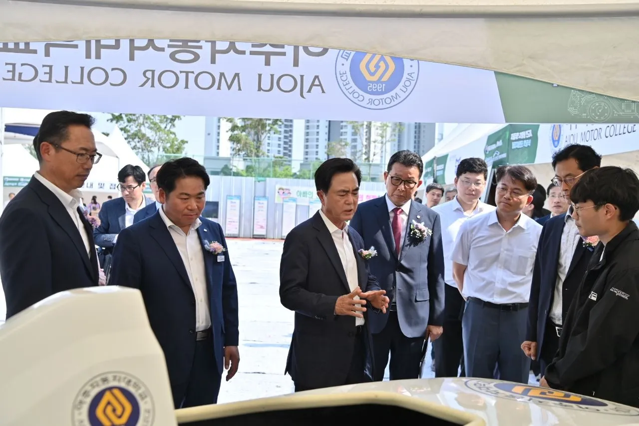 자율주행·차량용 반도체 종합지원센터 착공식에서 김태흠 충남지사와 오세현 아산시장, 문성제 선문대 총장등이 학생들이 제작한 차량 등을 둘러보고 있다. 도 제공
