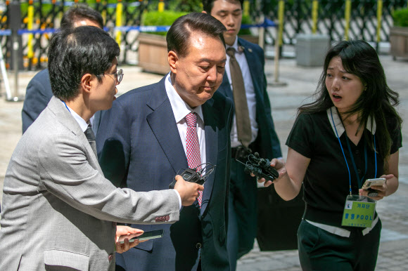 윤석열 전 대통령이 9일 서울 서초구 서울중앙지방법원에서 열린 내란 우두머리 혐의·직권남용 권리행사 방해 혐의 사건 6차 공판에 출석하고 있다. 2025.6.9. 사진공동취재단-