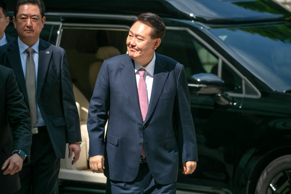 -윤석열 전 대통령이 9일 서울 서초구 서울중앙지방법원에서 열린 내란 우두머리 혐의·직권남용 권리행사 방해 혐의 사건 6차 공판에 출석하고 있다. 2025.6.9. 사진공동취재단