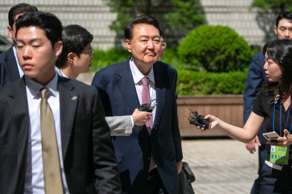 윤석열 전 대통령이 9일 서울 서초구 서울중앙지방법원에서 열린 내란 우두머리 혐의·직권남용 권리행사 방해 혐의 사건 6차 공판에 출석하고 있다. 2025.6.9. 사진공동취재단