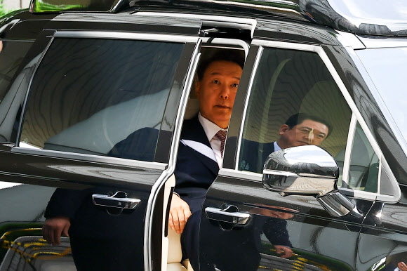 윤석열 전 대통령이 9일 서울 서초구 서울중앙지방법원에서 열린 내란 우두머리 혐의·직권남용 권리행사 방해 혐의 사건 6차 공판에 출석하기 위해 법원에 도착하고 있다. 2025.6.9. 사진공동취재단