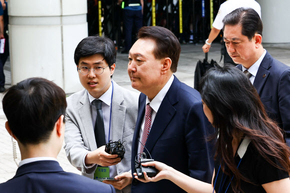 윤석열 전 대통령이 9일 서울 서초구 서울중앙지방법원에서 열린 내란 우두머리 혐의·직권남용 권리행사 방해 혐의 사건 6차 공판에 출석하고 있다. 2025.6.9. 사진공동취재단