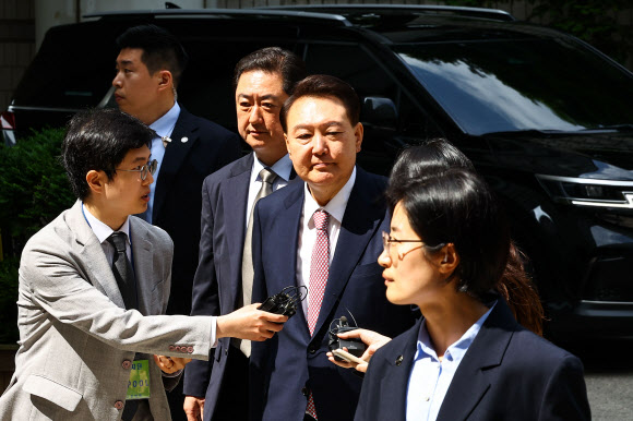 윤석열 전 대통령이 9일 서울 서초구 서울중앙지방법원에서 열린 내란 우두머리 혐의·직권남용 권리행사 방해 혐의 사건 6차 공판에 출석하고 있다. 2025.6.9. 사진공동취재단