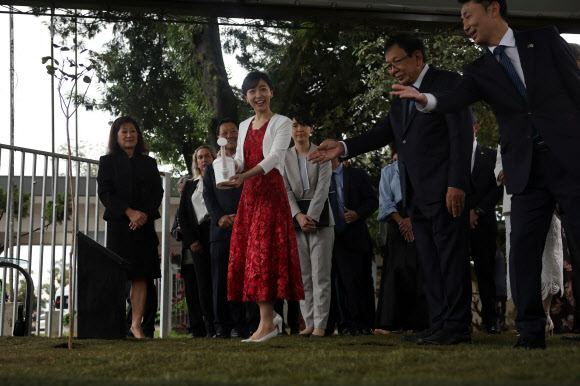 일본의 카코 공주가 8일(현지시간) 브라질 파라나 주 마링가에 있는 마링가 문화체육협회를 방문해 공주를 위해 심은 기념수에 물을 주고 있다. 로이터 연합뉴스