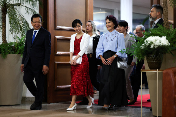 일본의 카코 공주가 8일(현지시간) 브라질 파라나 주 마링가에 위치한 마링가 문화체육협회를 방문해 닛케이 커뮤니티 환영 행사에 참석했다. 로이터 연합뉴스