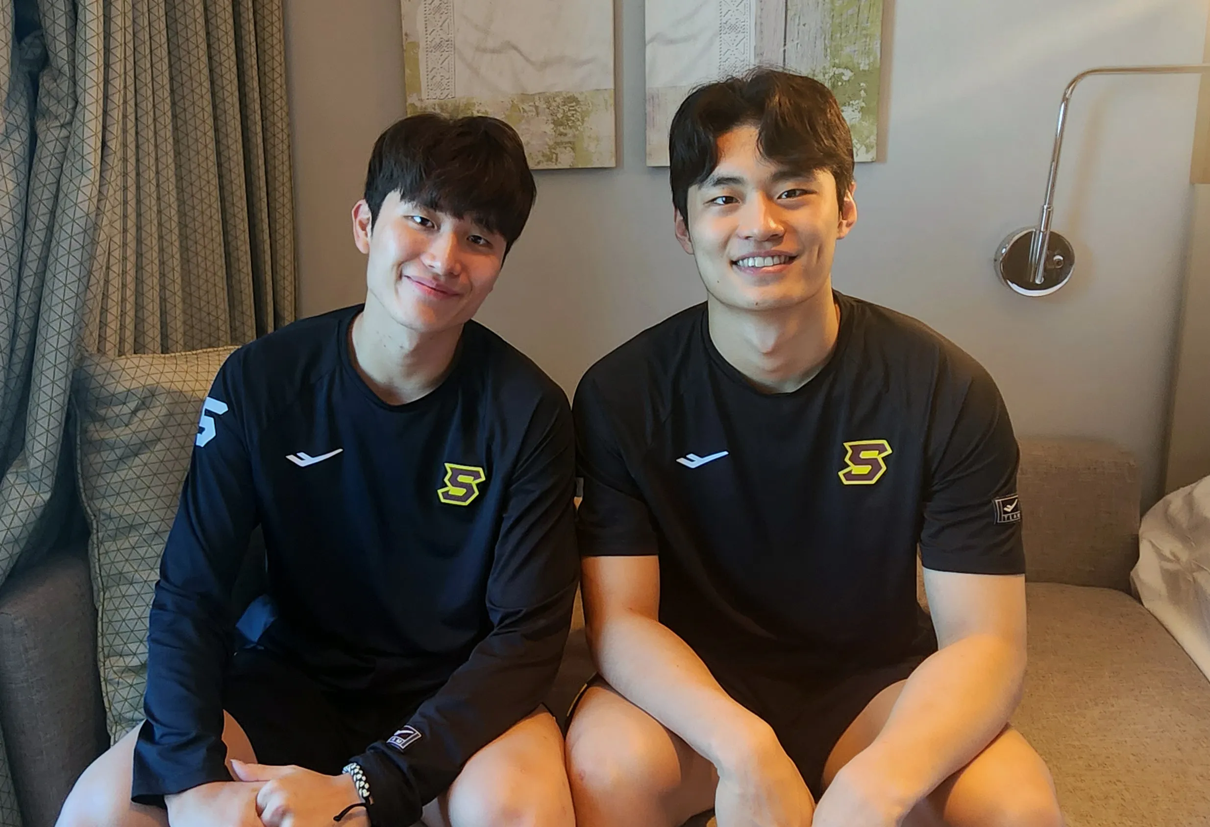 창원 LG 양준석과 유기상이 9일(한국시간) 아랍에미리트 두바이의 셰이크 사이드 빈 막툼 스포츠홀에서 열린 2025 국제농구연맹(FIBA) 바스켓볼 챔피언스리그(BCL) 아시아 조별리그를 마치고 밝게 웃고 있다. 창원 LG 제공