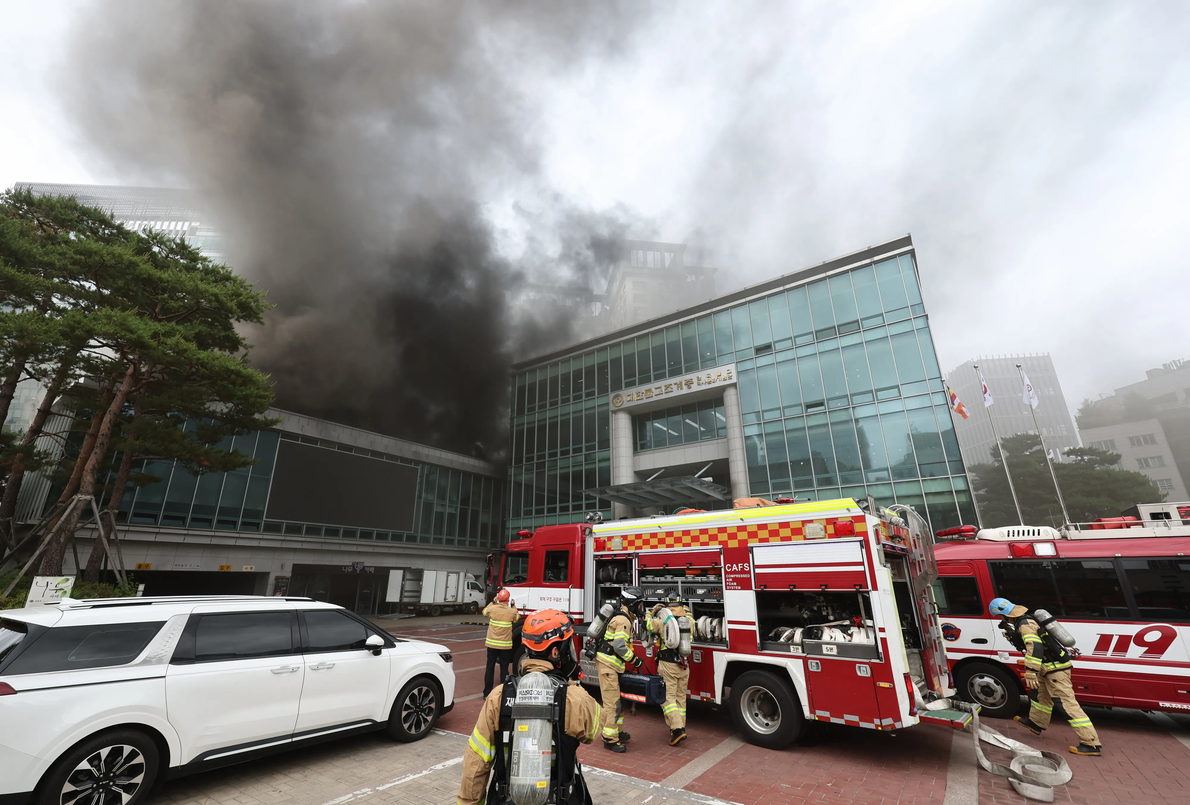 조계사 옆 건물 화재  10일 서울 종로구 조계사 옆 한국불교역사문화기념관 국제회의장에서 화재가 발생해 소방관들이 출동해 있다. 2025.6.10 연합뉴스