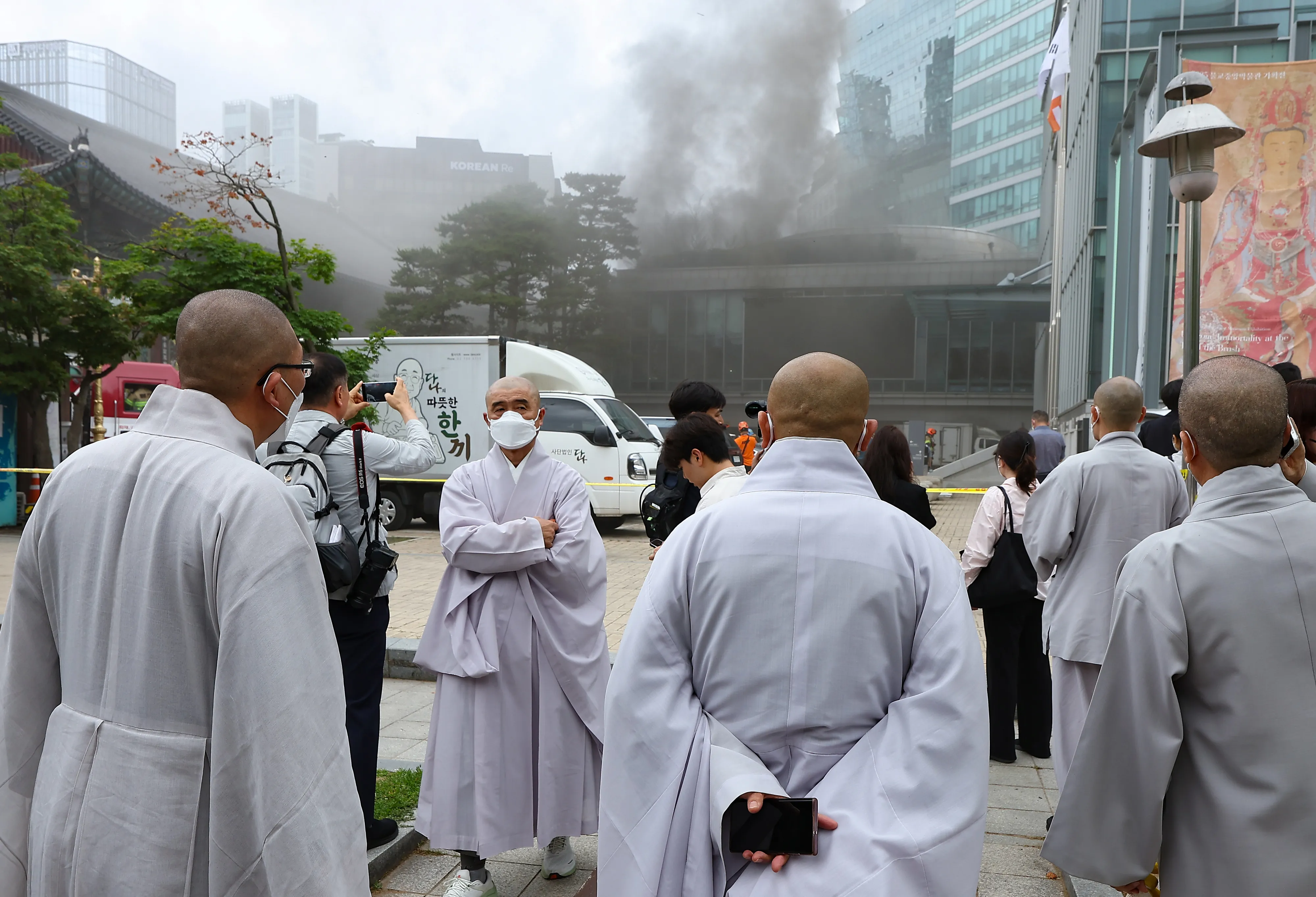 조계사 옆 건물 화재 발생  10일 서울 종로구 조계사 옆 한국불교역사문화기념관 국제회의장에서 화재가 발생한 가운데 스님들이 현장을 바라보고 있다. 2025.6.10 연합뉴스