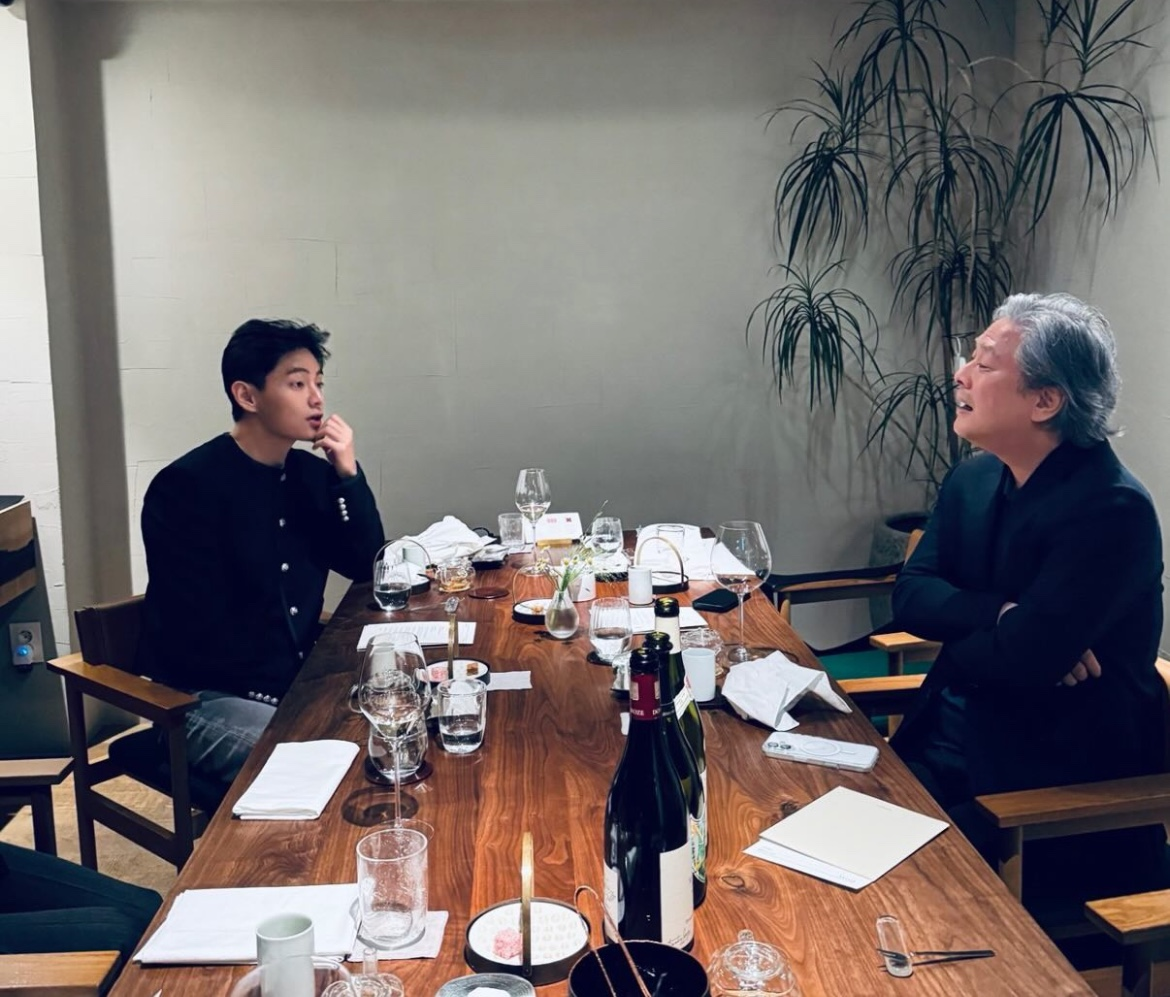 그룹 BTS 멤버 뷔(왼쪽)와 영화감독 박찬욱(오른쪽). 뷔 개인 인스타그램 갈무리