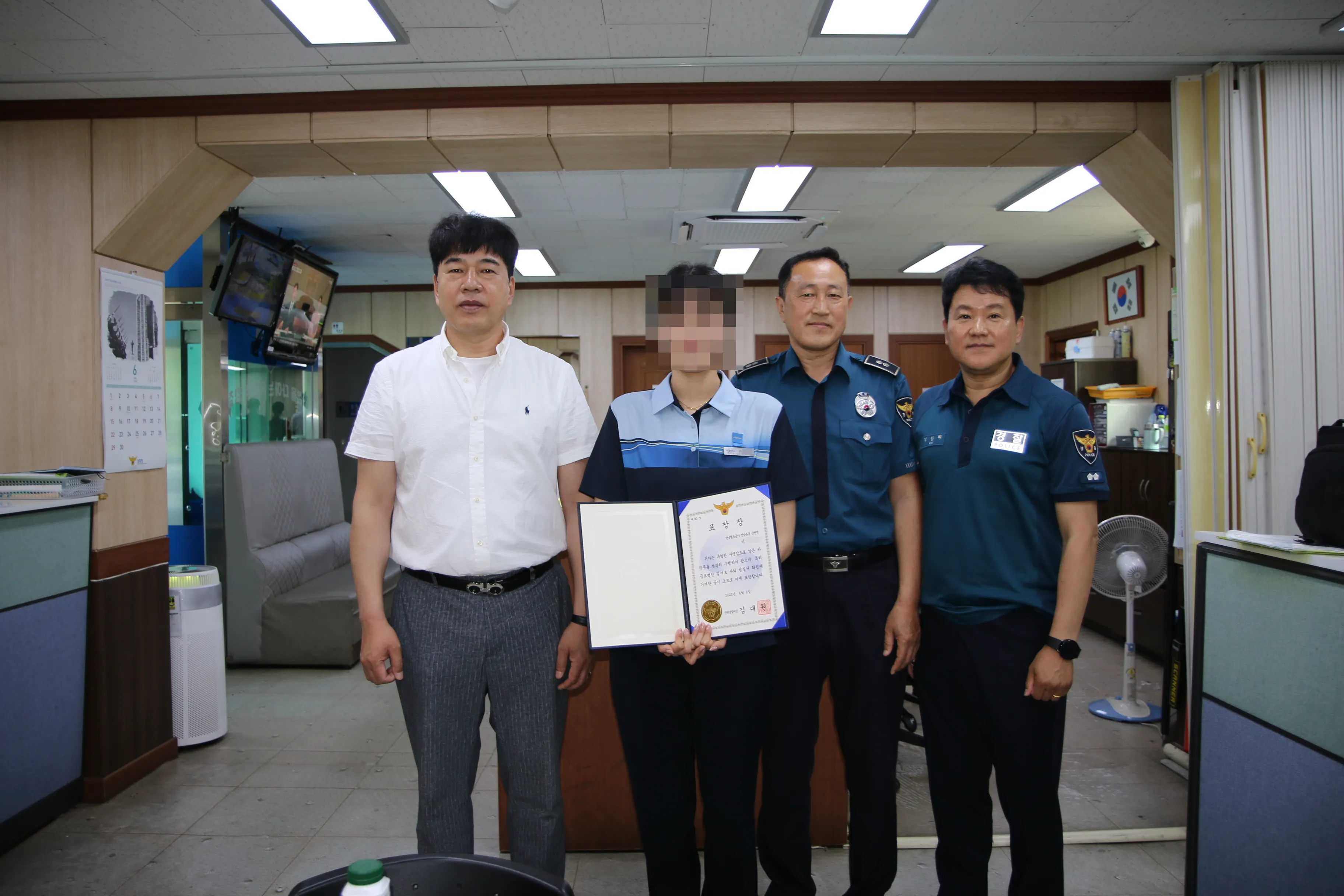 송창원 형사과장과 직원들이 보이스피싱 수거책 검거에 기여한 순천역 직원에게 표창장을 전달한 후 기념사진을 찍고 있다.