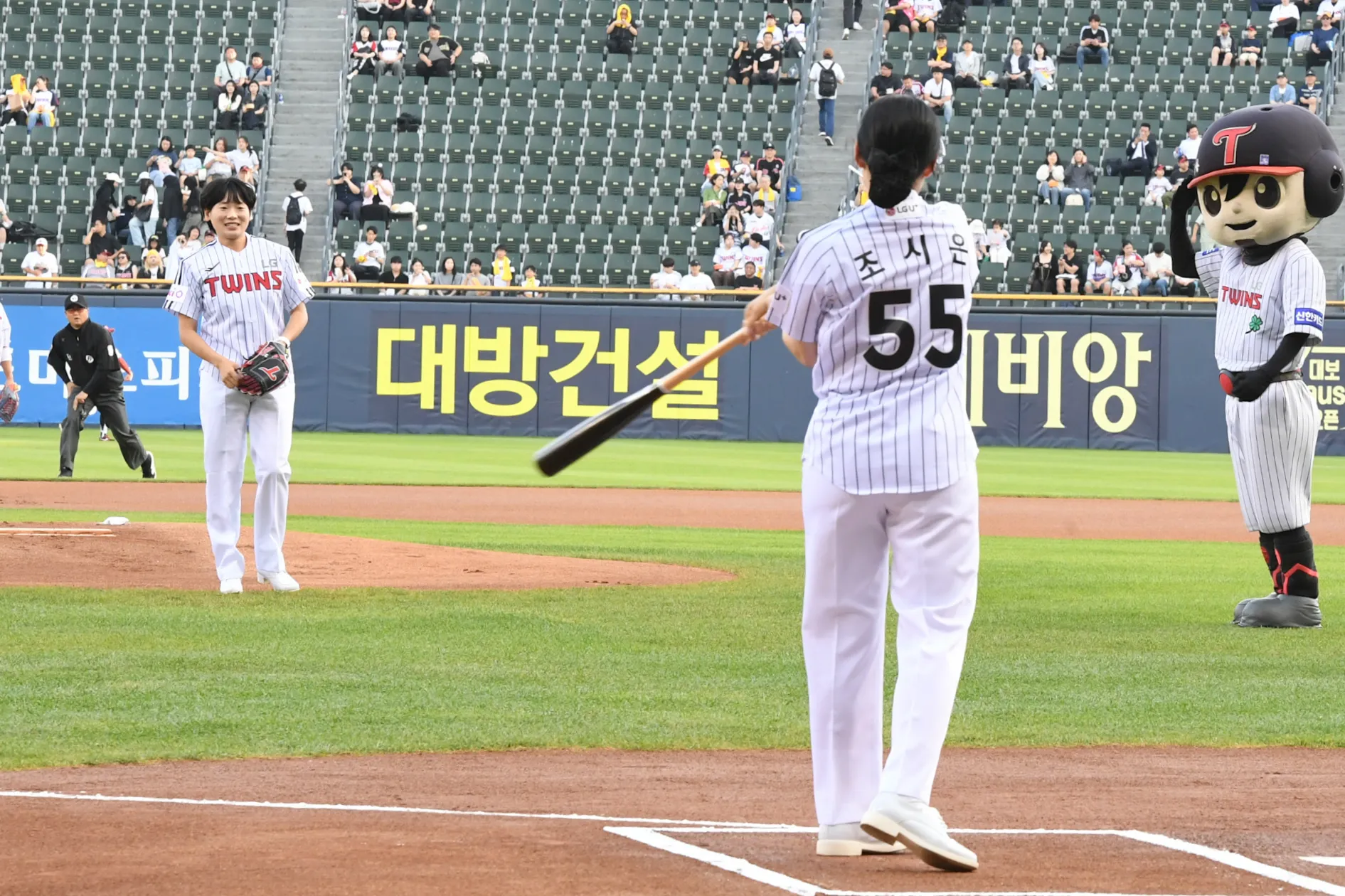 김해나 소위와 조시은 소위의 시구·기타 장면. 2025.6.10 해군 제공