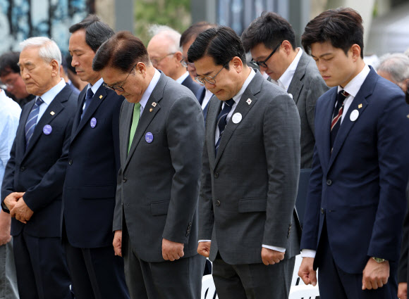 제38주년 6.10민주항쟁 기념식, 묵념하는 참석자들