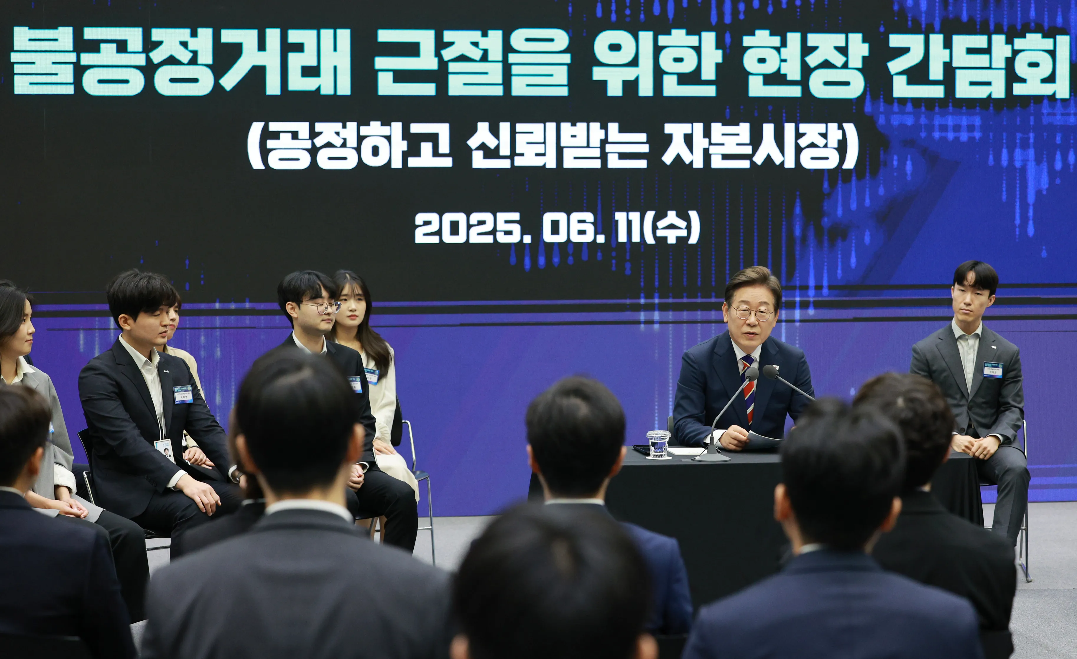 이재명 대통령, 주식시장 불공정거래 근절 현장 간담회 발언  이재명 대통령이 11일 서울 영등포구 한국거래소에서 열린 주식시장 불공정거래 근절을 위한 현장 간담회에서 발언하고 있다. 2025.6.11 [대통령실통신사진기자단]