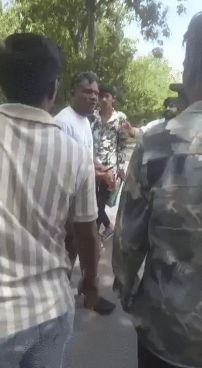 12일(현지시간) 오후 1시 39분쯤 242명을 태운 에어인디아 AI1717편 여객기가 인도 서부 구자라트주 ‘사르다르 발라브바이 파텔 국제공항’에서 이륙 직후 공항 경계선 밖 메가니나가르 주거지에 추락해 탑승자 전원이 사망한 것으로 알려진 가운데, 현지 경찰이 사고 현장에서 생존자 1명을 발견했다고 밝혔다. 인디아투데이에 따르면 경찰 관계자는 “추락한 에어인디아 항공편 승객 중 1명인 라메쉬 비슈와스쿠마르 부하르바디가 기적적으로 생존했다. 11A 좌석에서 그를 발견해 병원으로 옮겼다”라고 설명했다. 사진은 사고 현장에서 걸어나온 것으로 알려진 생존자. 2025.6.12 인디아투데이