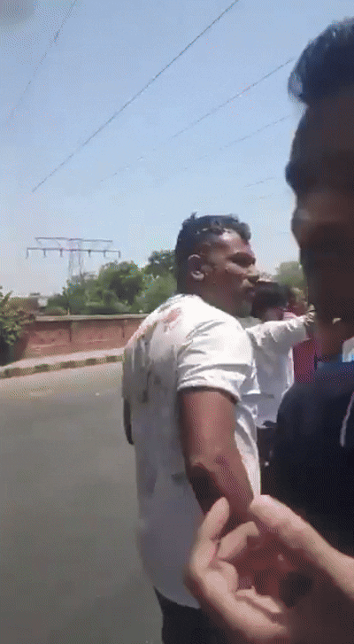 12일(현지시간) 오후 1시 39분쯤 242명을 태운 에어인디아 AI1717편 여객기가 인도 서부 구자라트주 ‘사르다르 발라브바이 파텔 국제공항’에서 이륙 직후 공항 경계선 밖 메가니나가르 주거지에 추락해 탑승자 전원이 사망한 것으로 알려진 가운데, 현지 경찰이 사고 현장에서 생존자 1명을 발견했다고 밝혔다. 인디아투데이에 따르면 경찰 관계자는 “추락한 에어인디아 항공편 승객 중 1명인 라메쉬 비슈와스쿠마르 부하르바디가 기적적으로 생존했다. 11A 좌석에서 그를 발견해 병원으로 옮겼다”라고 설명했다. 사진은 사고 현장에서 걸어나온 것으로 알려진 생존자. 2025.6.12 인디아투데이