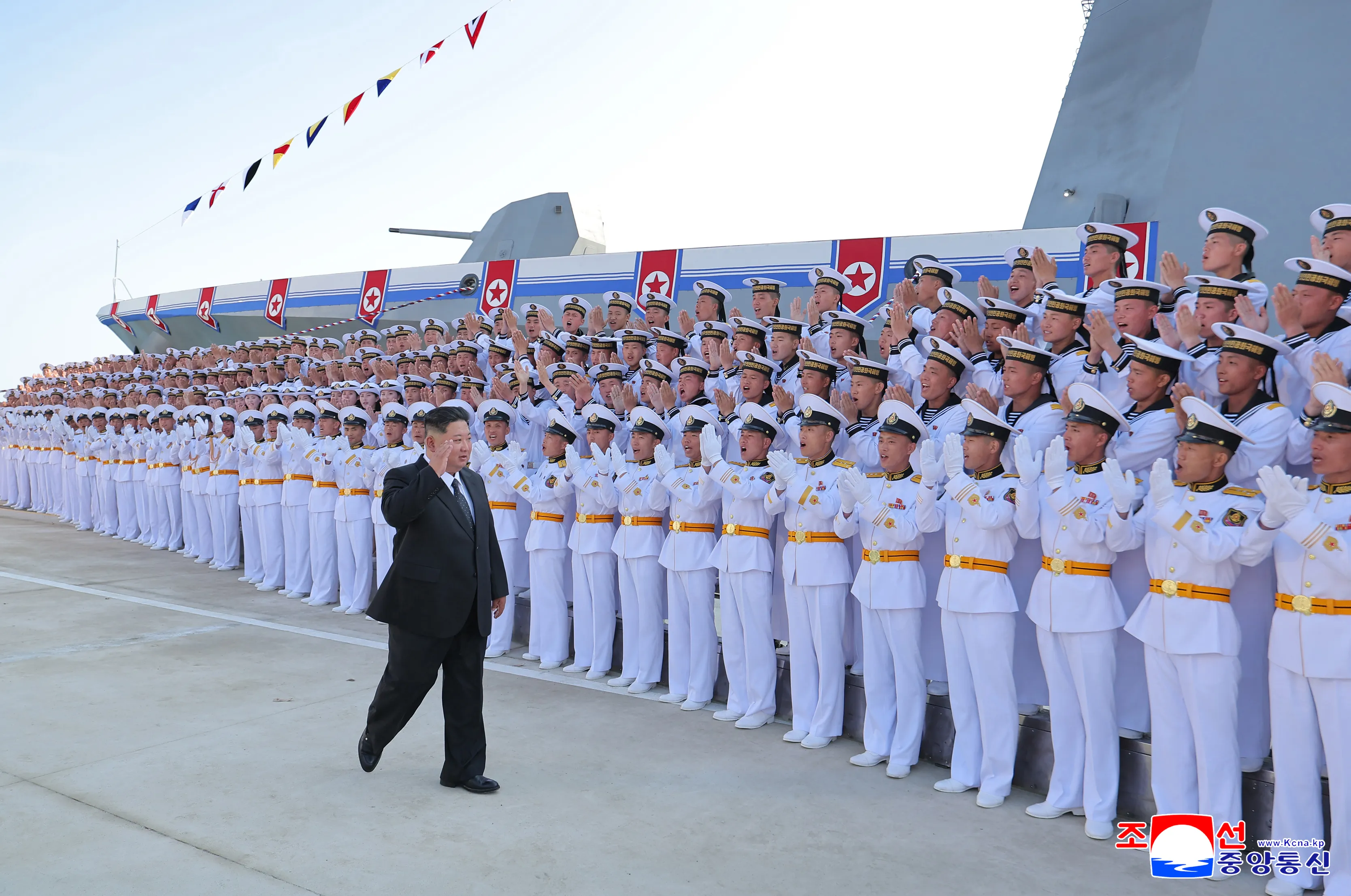 북한, 신형 구축함 ‘강건호’ 진수식  북한이 지난 12일 라진조선소에서 새로 건조한 해군 구축함을 ‘강건호’로 명명하고 진수기념식을 개최했다고 조선중앙통신이 13일 보도했다. 2025.6.13 연합뉴스
