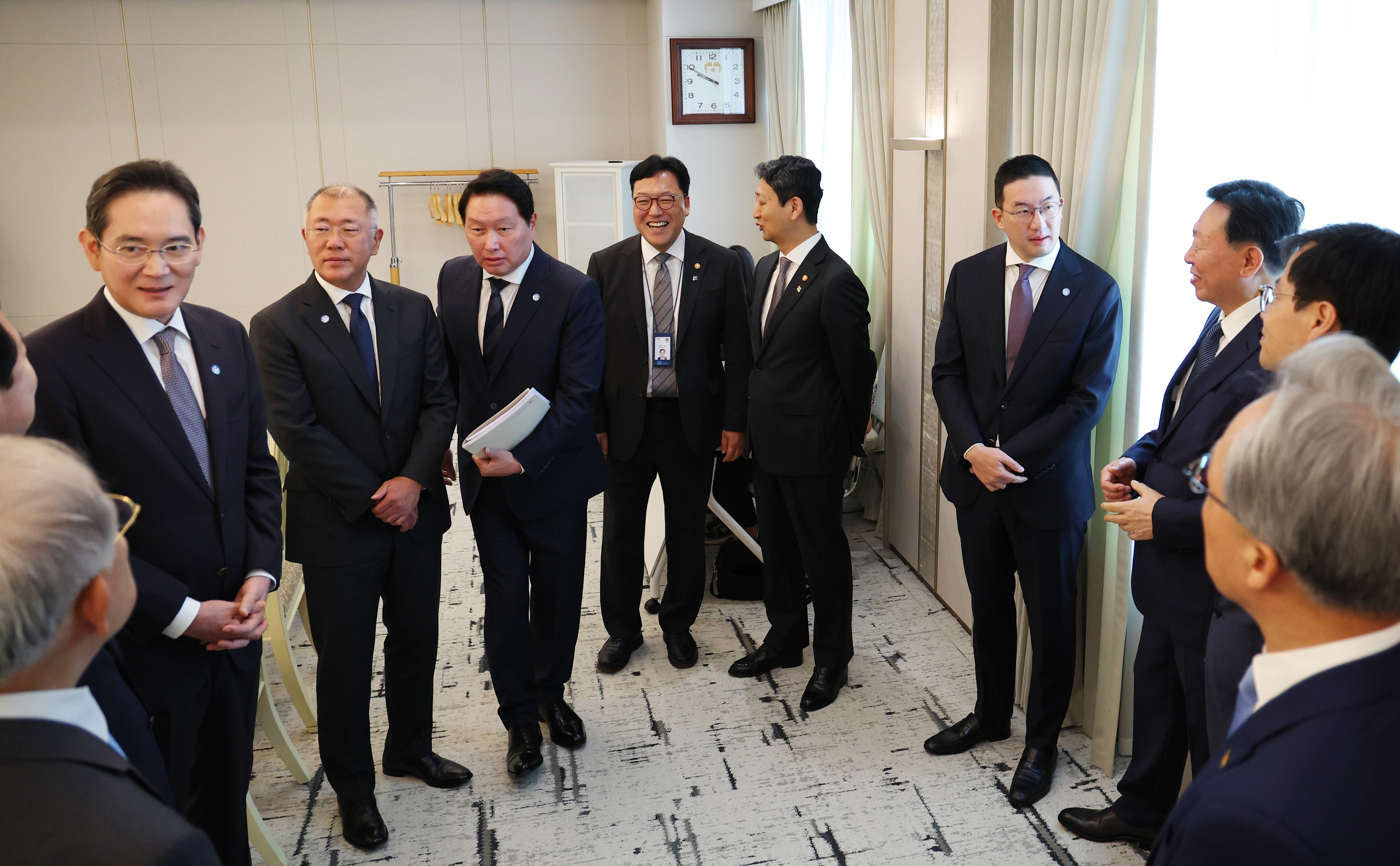 대통령 간담회 참석한 기업 총수들  13일 서울 용산 대통령실에서 이재명 대통령 주재로 열린 6경제단체·기업인 간담회에 참석한 경제단체장, 기업총수, 장관들이 대화하고 있다. 왼쪽부터 이재용 삼성전자 회장, 정의선 현대차 그룹 회장, 최태원 SK그룹 회장 겸 대한상공회의소 회장, 김병환 금융위원장, 안덕근 산업통상자원부 장관, 구광모 LG그룹 회장. 2025.6.13 대통령실통신사진기자단
