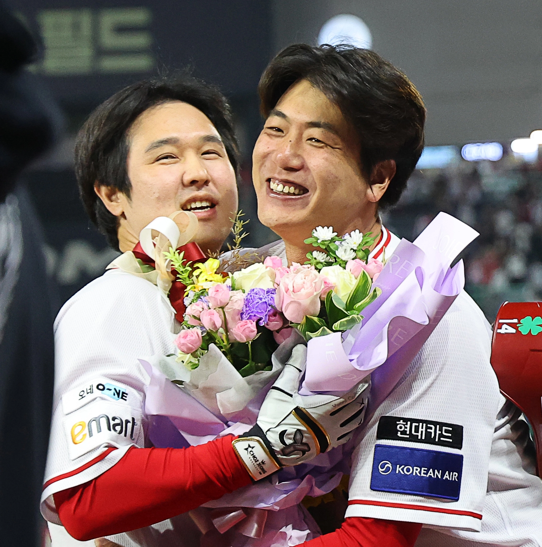 김광현과 포옹하는 ‘500홈런’ 최정  SSG 랜더스 김광현이 13일 인천 SSG랜더스필드에서 열린 2025 KBO리그 정규시즌 NC 다이노스와의 홈 경기에서 역대 최초로 통산 500홈런을 달성한 최정을 축하하고 있다. 연합뉴스