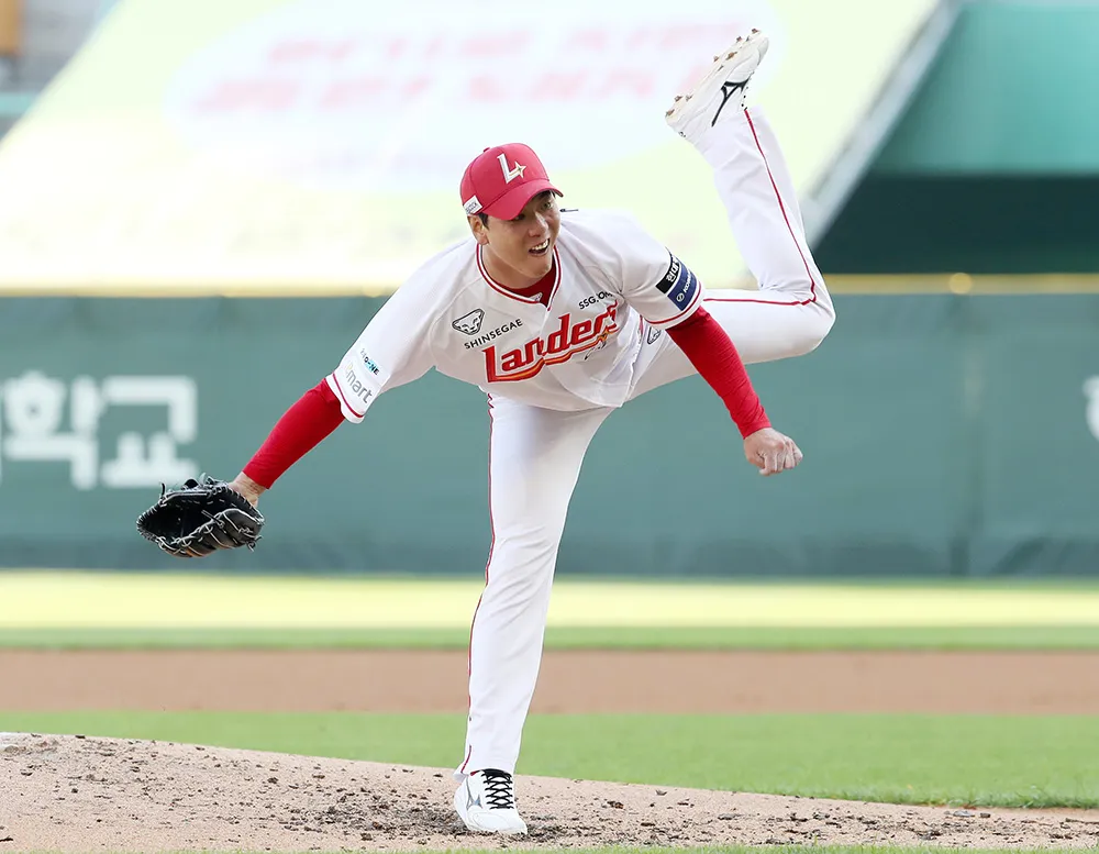 SSG 랜더스 김광현이 3일 인천 SSG랜더스필드에서 열린 2025 KBO리그 정규시즌 삼성 라이온즈와의 홈 경기에서 공을 던지고 있다. SSG 랜더스 제공