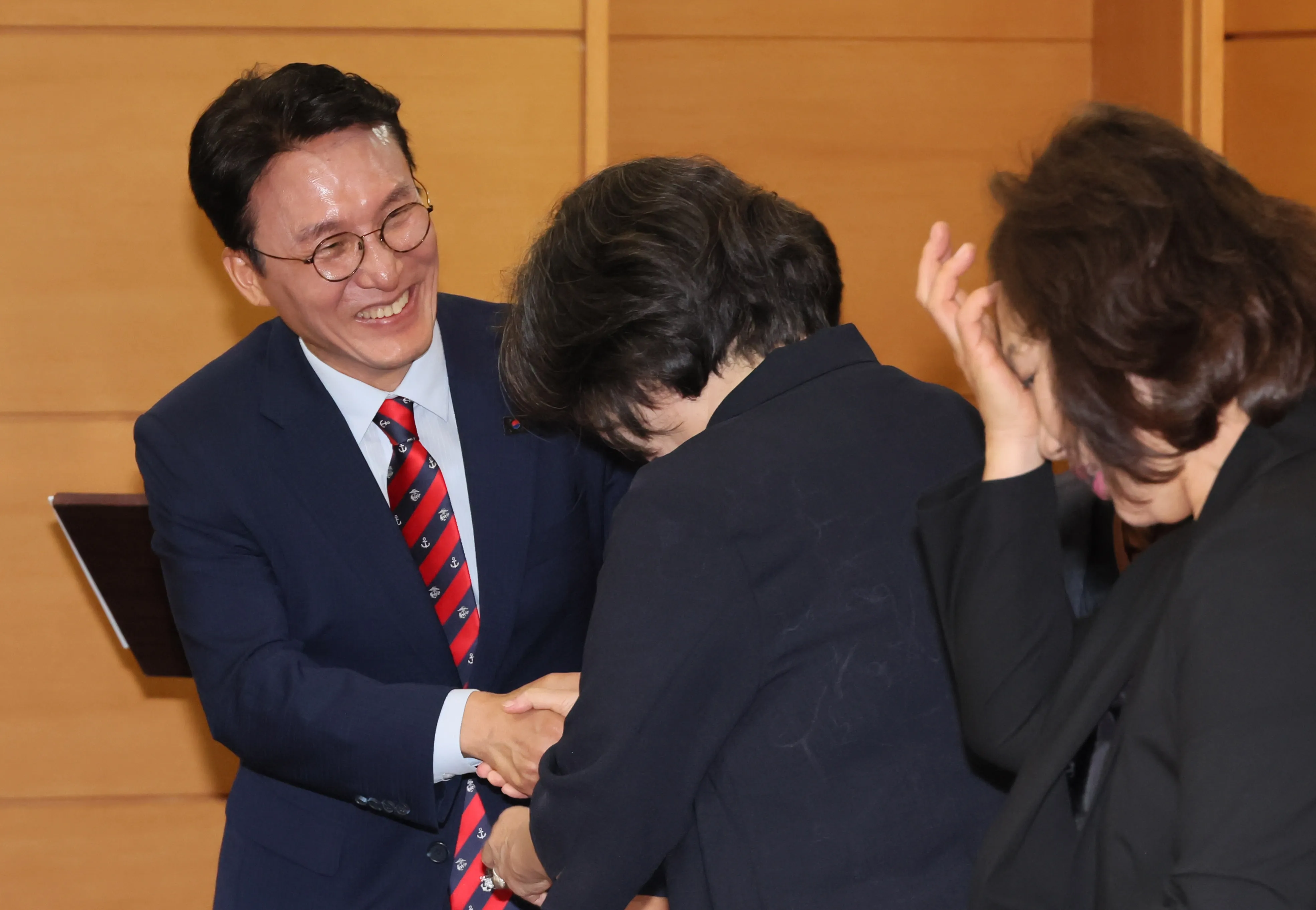 물가 안정 간담회 참석하는 김민석 총리 후보자  김민석 국무총리 후보자가 14일 서울 종로구 통의동 금융감독연수원에 마련된 청문회 준비단 사무실에서 식품·외식업 협회와 전문가 등이 참석한 가운데 열린 밥상물가 안정을 위한 경청 간담회에 참석하며 인사를 나누고 있다. 2025.6.13 연합뉴스