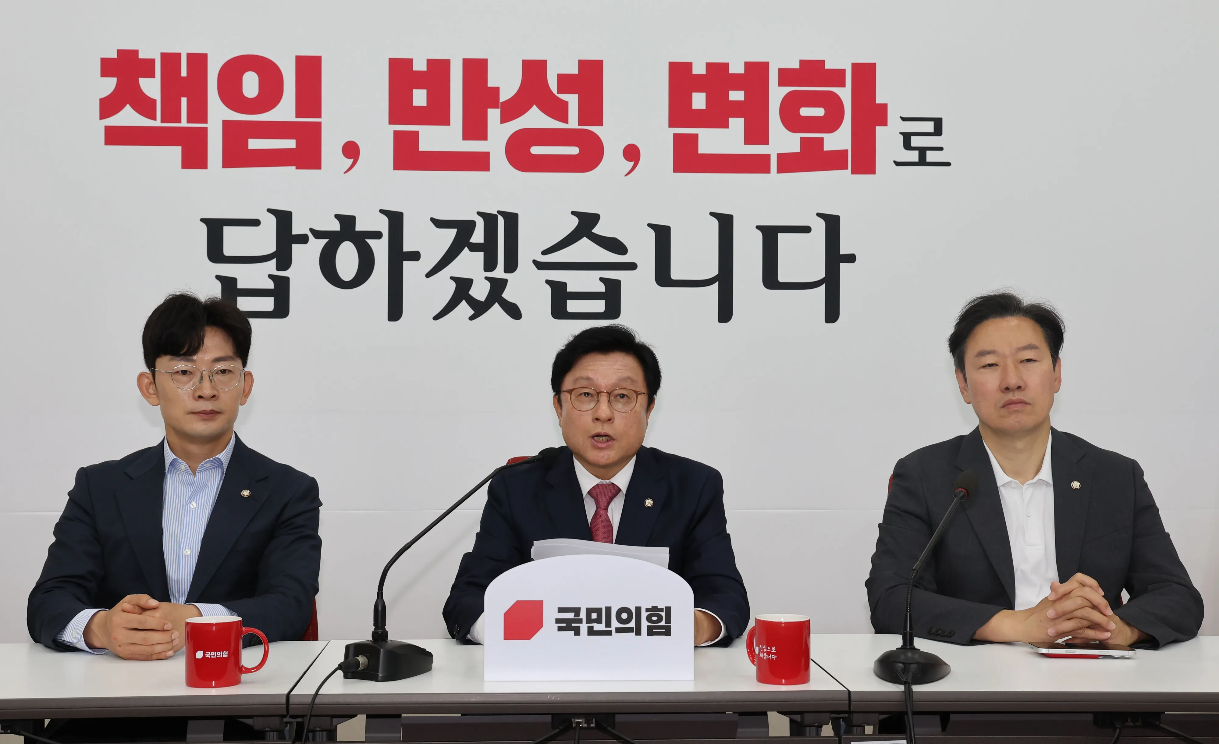 박형수(가운데) 국민의힘 원내수석부대표가 13일 국회에서 현안 기자간담회에서 사의를 표명한 오광수 민정수석 관련 발언을 하고 있다. 왼쪽부터 박충권 의원, 박 원내수석부대표, 박수민 원내대변인. 뉴시스