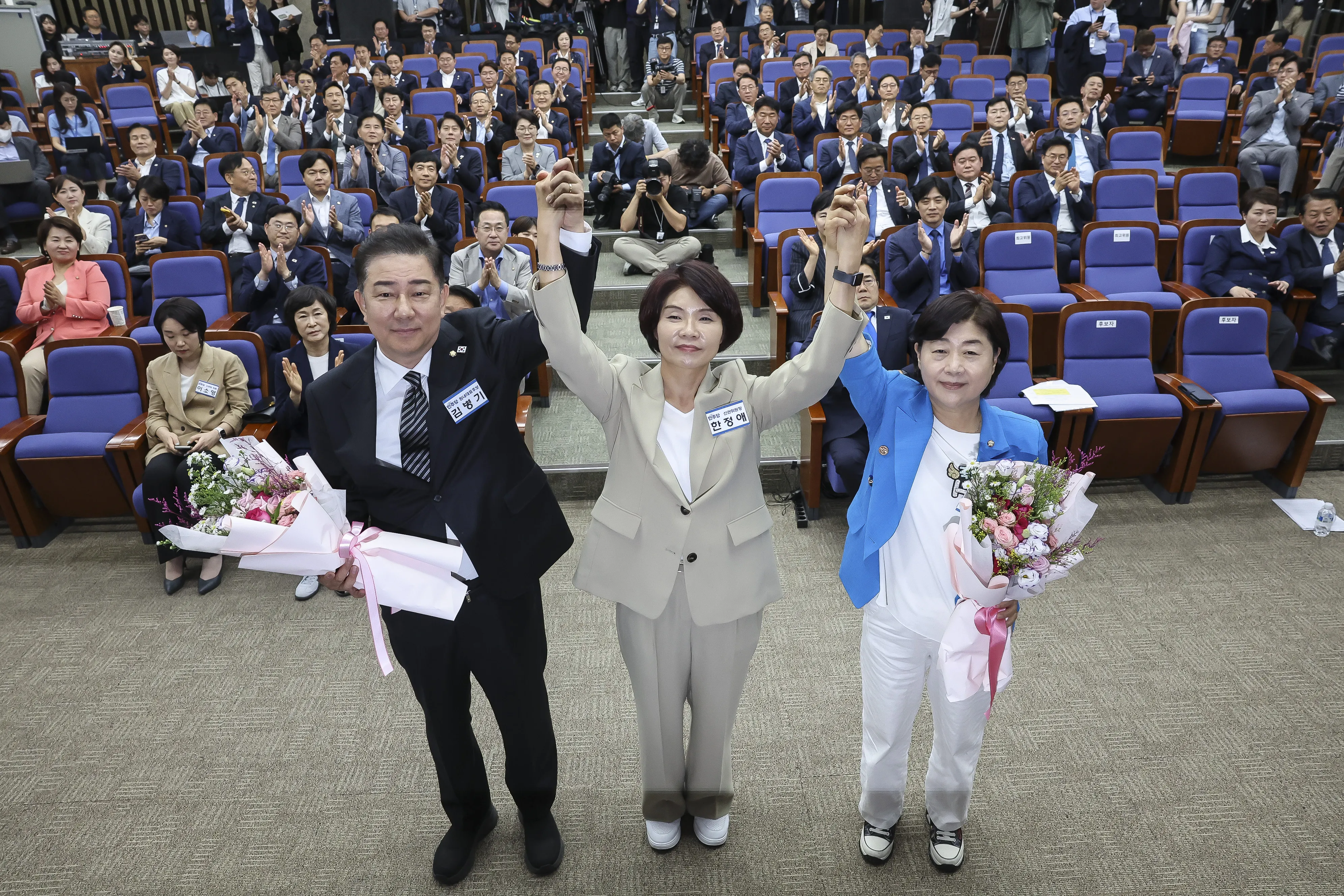민주당 원내대표 선출, 3선 김병기 의원  더불어민주당 원내대표로 당선된 김병기 의원(왼쪽부터), 한정애 선관위원장, 서영교 의원이 13일 국회 의원총회 회의장에서 기념촬영을 하고 있다. 2025.6.13 연합뉴스