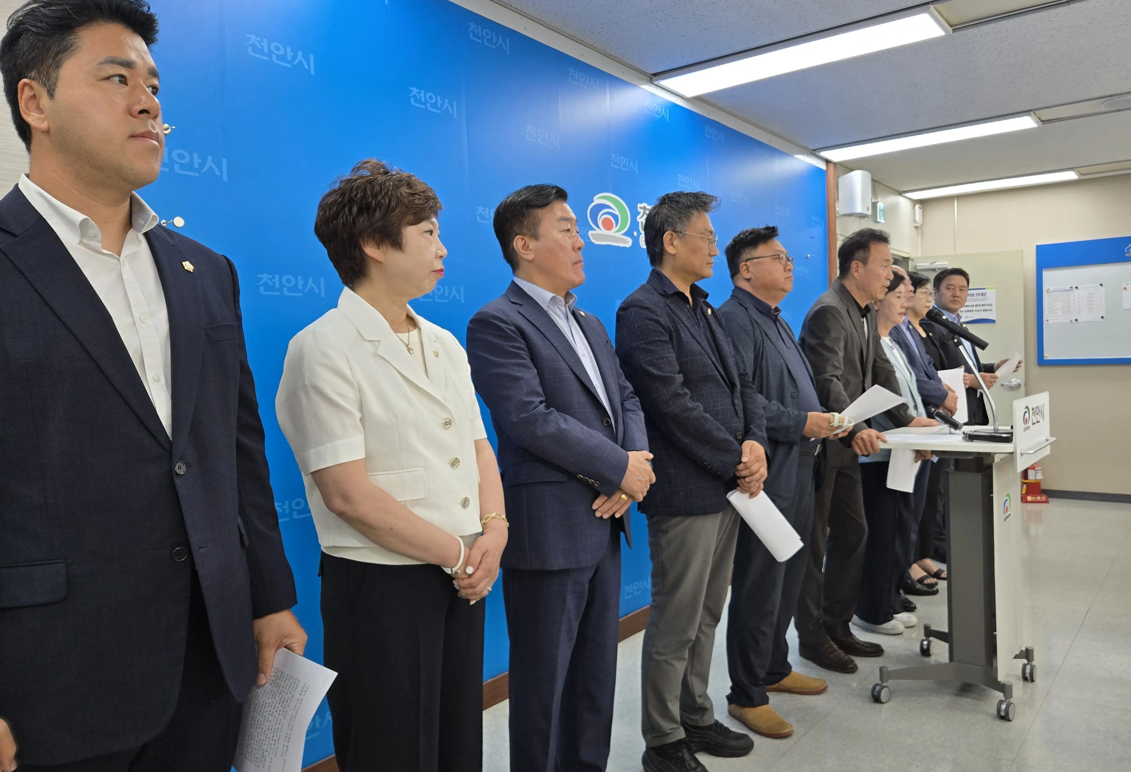 더불어민주당 소속 충남 천안시의회 의원들이 12일 기자회견을 하고 있다. 이종익 기자