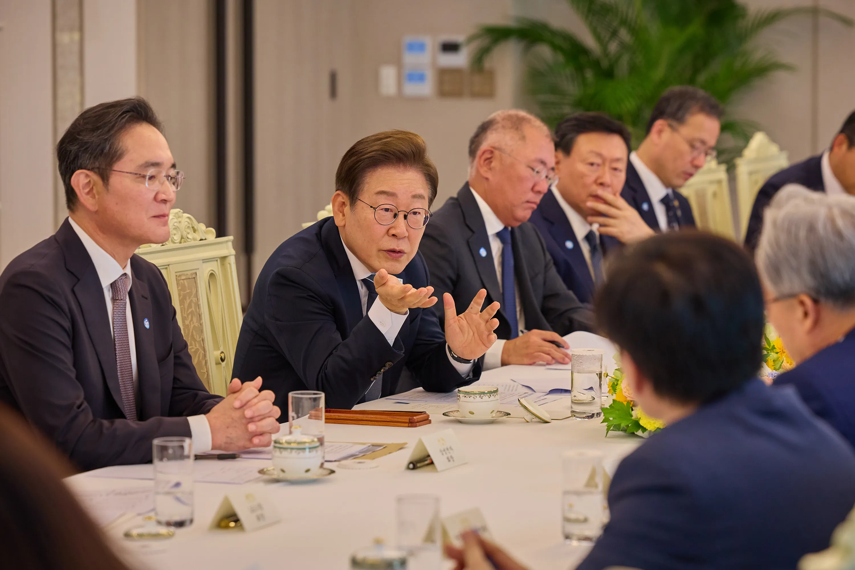 이재명 대통령, 6경제단체·기업인 간담회  이재명 대통령이 13일 서울 용산 대통령실 청사에서 6경제단체·기업인 간담회를 하고 있다. 2025.6.13 대통령실 제공