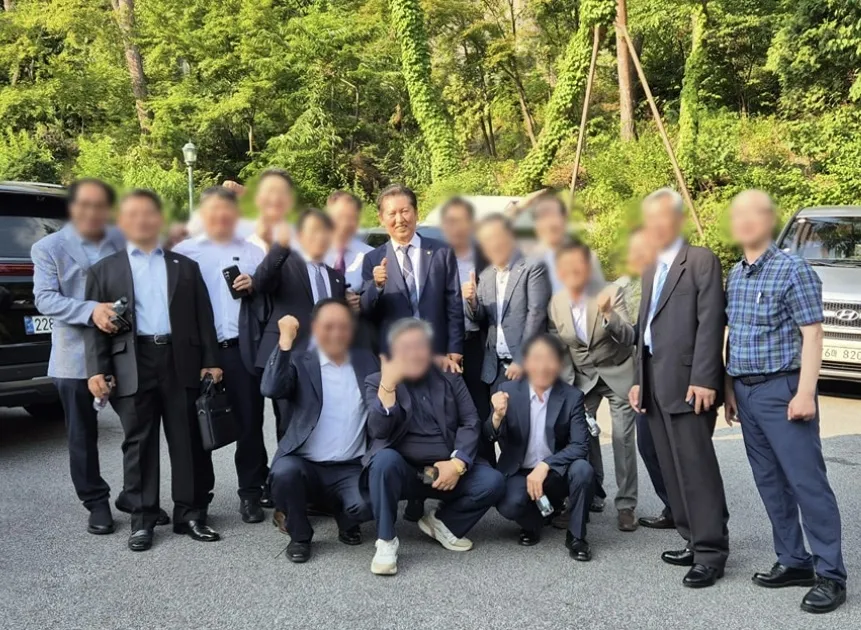 정청래 더불어민주당 의원이 ‘이재명 소년공의 그때 그시절 친구들’이라며 공개한 사진. 페이스북 캡처