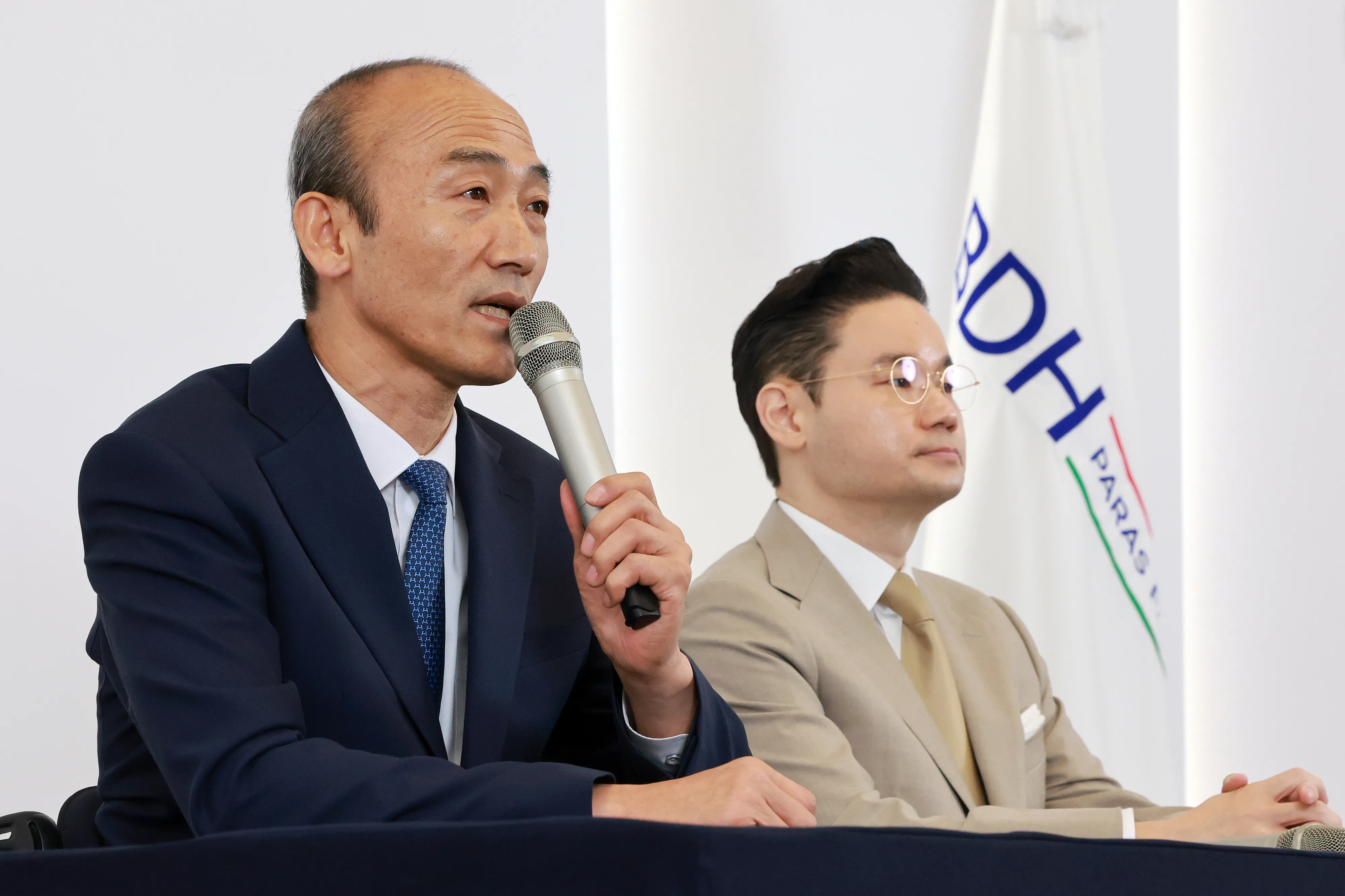 정진완 대한체육회장이 16일 서울 알로프트호텔에서 열린 배동현 BDH 재단 이사장 국제패럴림픽위원회(IPC) 위원장 선거 출마 기자회견에서 추천사를 하고 있다. 연합뉴스