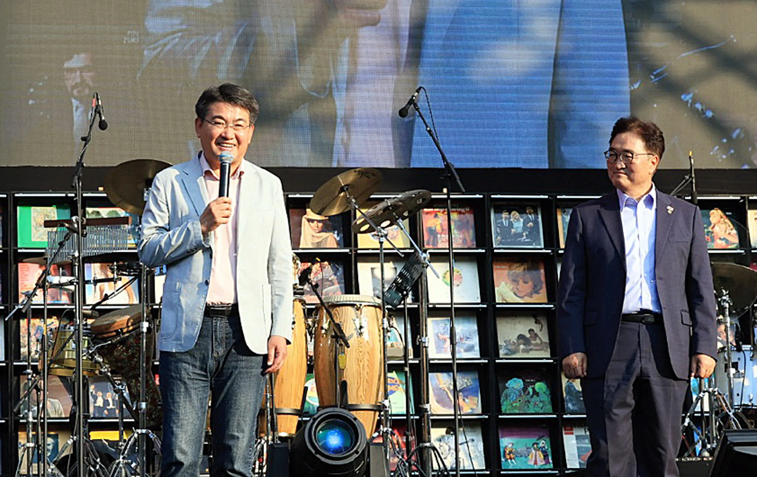 오승록(왼쪽) 서울 노원구청장이 지난 14일 수락산 선셋음악회에서 인사말을 하고 있다. 오른쪽 우원식 국회의장. 

노원구 제공