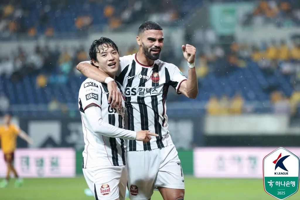 정승원(왼쪽)과 루카스. 한국프로축구연맹 제공