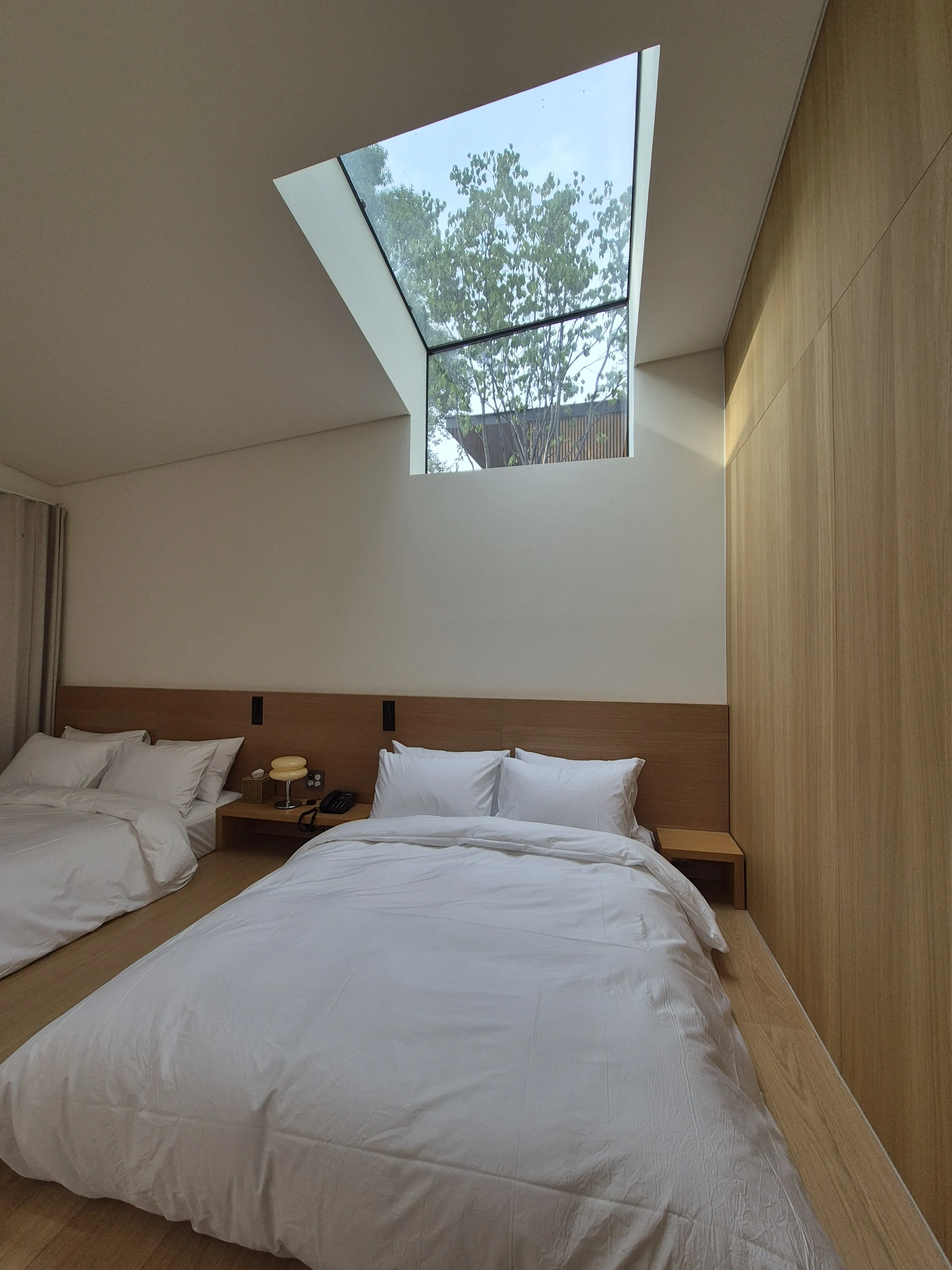 수락휴 독립동의 침대와 천창. 
서유미 기자