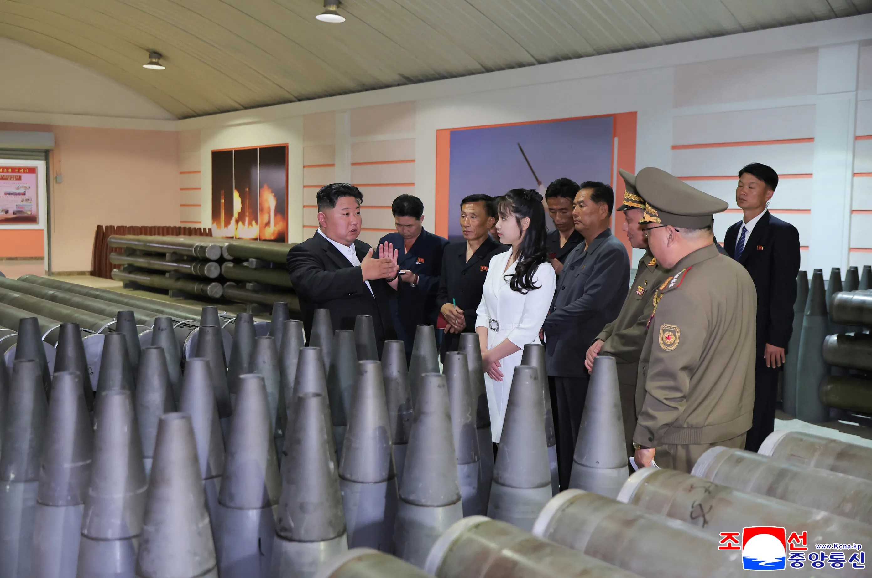 김정은, 군수공장 시찰  김정은 북한 국무위원장이 지난 13일 중요군수공업기업소를 현지지도하고 상반기 포탄생산 실태와 능력확장 및 현대화 정형을 구체적으로 요해(파악)했다고 조선중앙통신이 14일 보도했다. 2025.6.14 연합뉴스