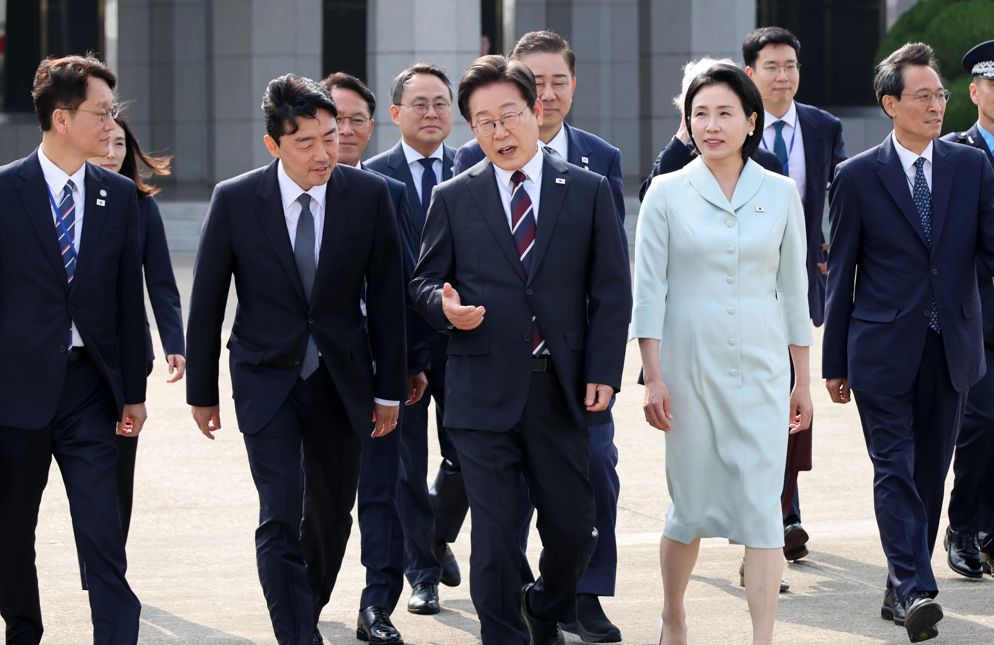 주요 7개국(G7) 정상회의에 참석하는 이재명 대통령이 16일 성남 서울공항에서 공군 1호기로 향하며 강훈식 비서실장과 대화하고 있다. 2025.6.16. 연합뉴스