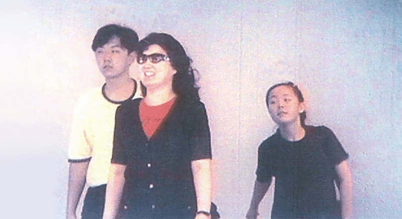 고용희가 장남 김정철, 차녀 김여정과 해외여행 중 촬영된 모습. 1988년생인 김여정이 10대 초반으로 보이는 것을 고려하면 1990년대 후반 찍힌 사진으로 추정된다.
고미 요지 제공