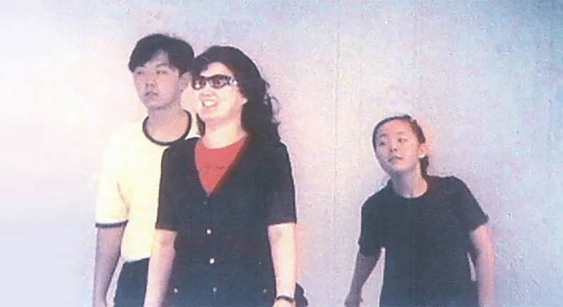 고용희가 장남 김정철, 차녀 김여정과 해외여행 중 촬영된 모습. 1988년생인 김여정이 10대 초반으로 보이는 것을 고려하면 1990년대 후반 찍힌 사진으로 추정된다.
고미 요지 제공