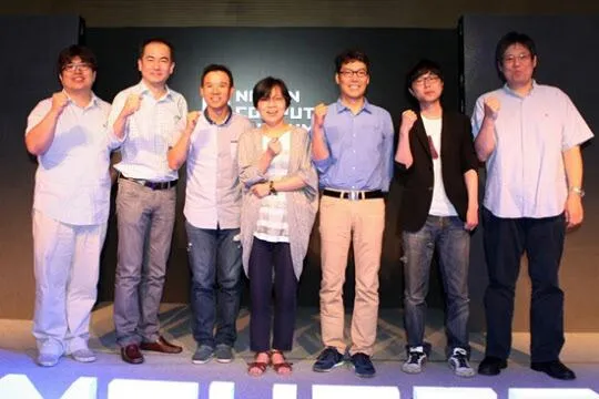 국내 첫 컴퓨터 박물관인 ‘넥슨컴퓨터박물관’ 개관을 앞둔 2013년 7월 8일 김정주 창업주와 송재경 전 엑스엘게임즈 대표를 비롯해 ‘바람의 나라’를 낳고 키워 온 7인이 제주 라온 호텔에서 열린 미디어 시사회에서 기념사진을 찍고 있다. 사진은 왼쪽부터 당시 김영구 넥스토릭 대표, 서민 넥슨 대표, 김 창업주, 바람의 나라 원작 만화가 김진, 송 대표, 김경률 애니파크 모바일개발실장, 정상원 띵소프트 대표.
넥슨 제공