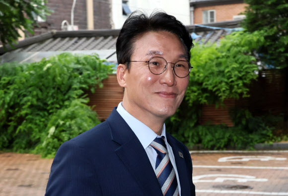 김민석 국무총리 후보자가 16일 서울 종로구 통의동 금융감독연수원에 마련된 청문회 준비단 사무실로 출근하고 있다. 2025.6.16  연합뉴스