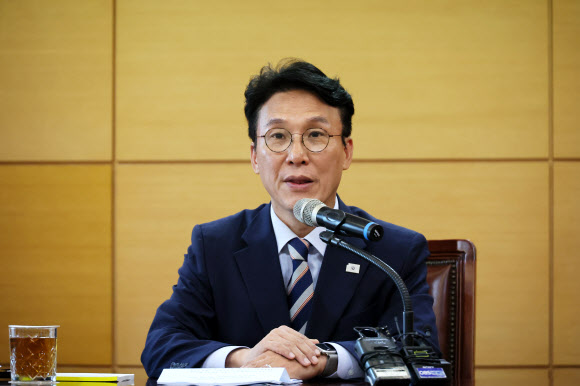 김민석 국무총리 후보자가 16일 서울 종로구 통의동 금융감독연수원에 마련된 청문회 준비단 사무실에서 열린 경제·민생분야 부처 업무보고에서 발언하고 있다. 2025.6.16  연합뉴스