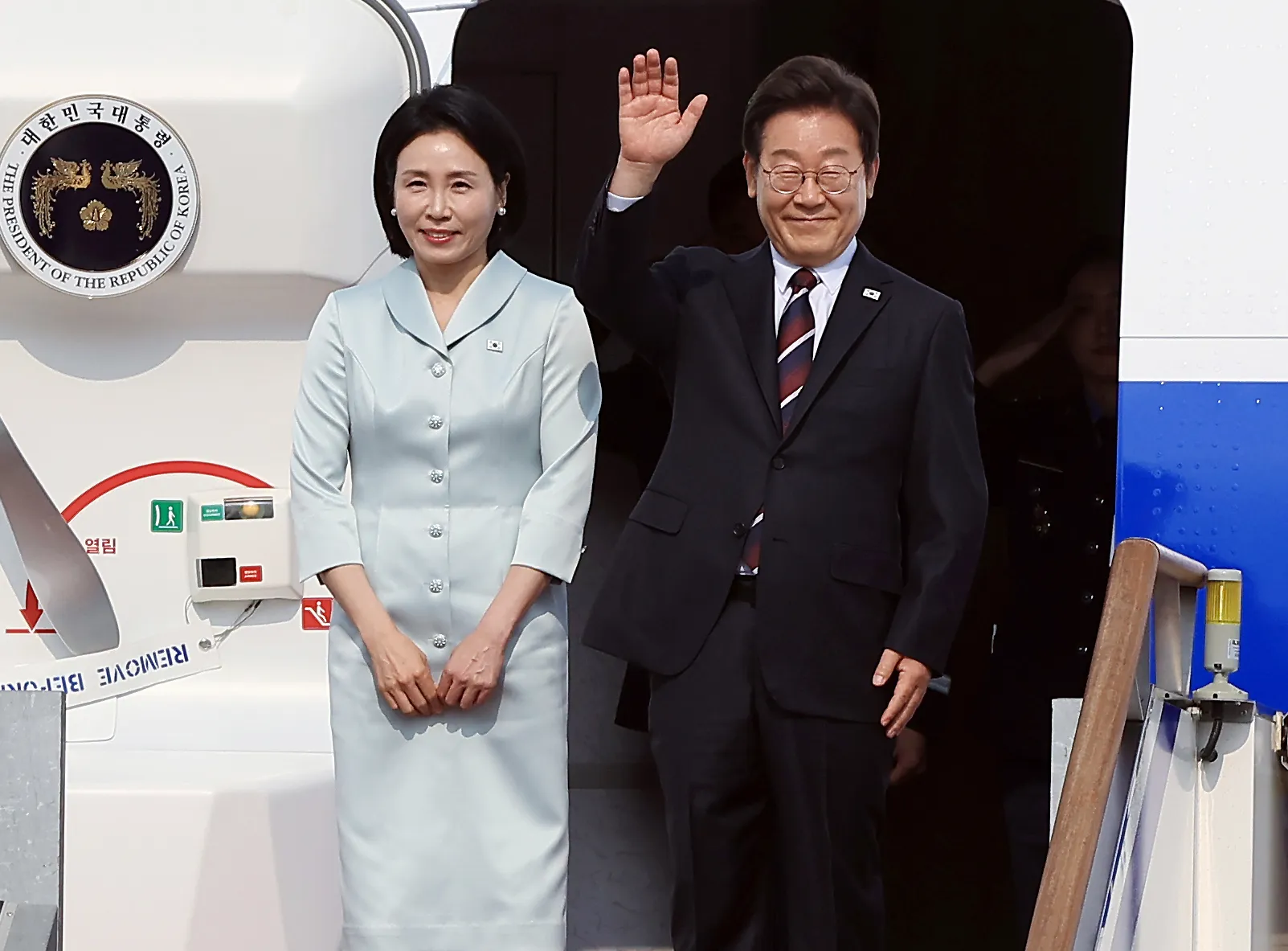G7 정상회의 출국하는 李대통령  주요 7개국(G7) 정상회의 참석을 위해 캐나다로 떠나는 이재명 대통령과 김혜경 여사가 16일 경기 성남시 서울공항에서 공군 1호기에 탑승해 인사하고 있다. 이 대통령은 1박 3일 일정 동안 G7 확대 세션에 참여하고 각국 정상과 양자 회담을 하는 등 12·3 비상계엄 이후 멈춰 섰던 정상외교를 복원한다.
뉴스1