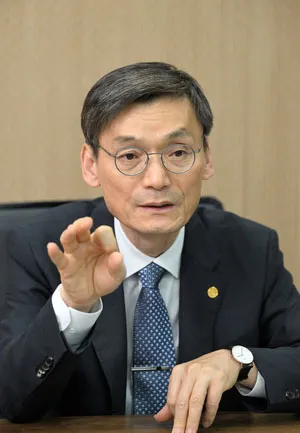 로봇 공학자 출신의 김동환 서울과학기술대 총장은 “우리나라 과학기술 발전의 최대 걸림돌은 혁신적이고 과감한 기술 개발을 가로막는 각종 규제”라며 “과도한 규제로 AI기술 발전의 관건인 각종 데이터 수집도 제대로 하지 못하면 외국 데이터 기반 기술에 종속될 수 밖에 없다”고 말했다. 
도준석 전문기자