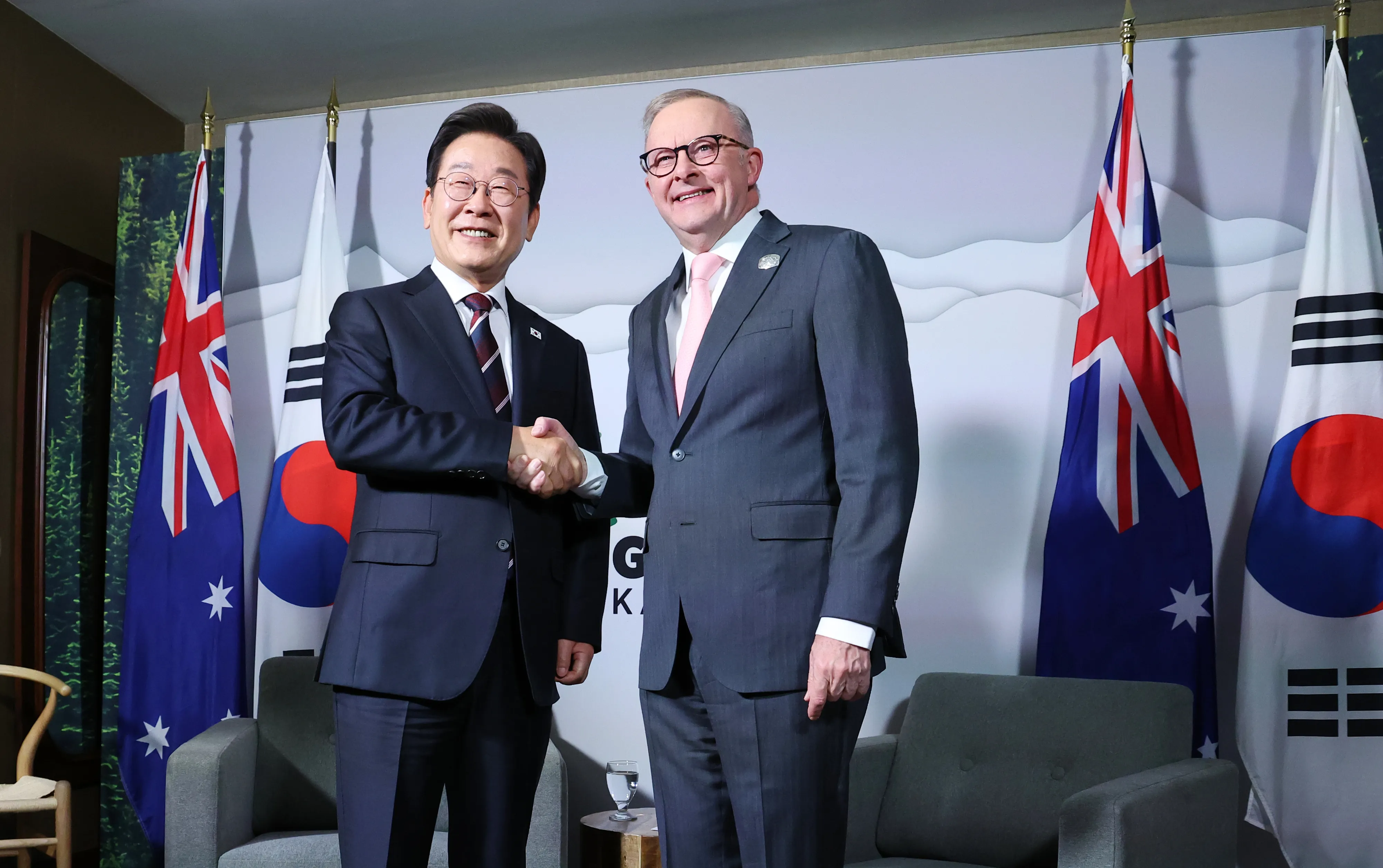 이재명 대통령, 한·호주 정상회담  주요 7개국(G7) 정상회의에 참석한 이재명 대통령이 16일(현지시간) 캐나다 앨버타주 캘거리의 한 호텔에서 앤서니 앨버니지 호주 총리를 만나 한·호주 정상회담을 하며 악수하고 있다. 
연합뉴스