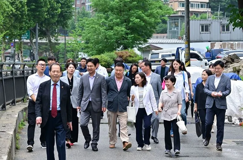 지난 16일 시립종로청소년센터 건립 예정지를 방문한 서울시의회 행정자치위원회(위원장 장태용의원)