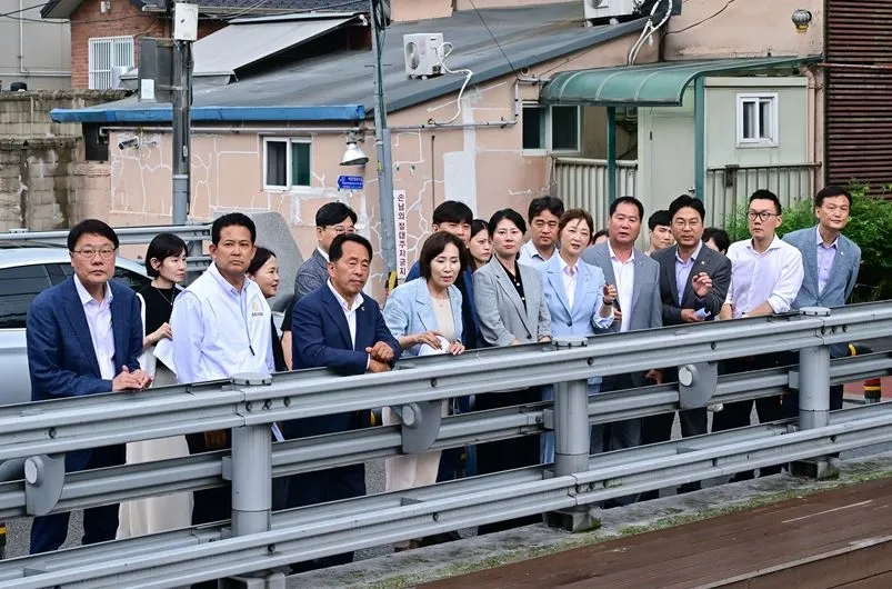 지난 16일 시립종로청소년센터 건립 예정지를 방문하고 현장을 점검한 서울시의회 행정자치위원회(위원장 장태용의원)